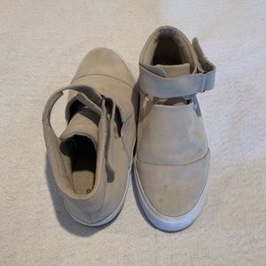 Mid-height suede sneakers.